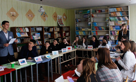 Смачні страви та запальні дискусії: у Попаснянському районі провели гру для школярів «Модель ООН»