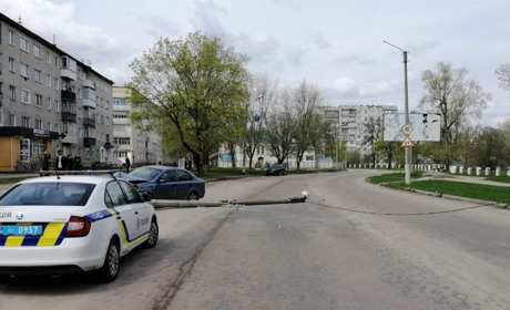 В Шостці водій автомобіля Chevrolet скоїв наїзд на електроопору