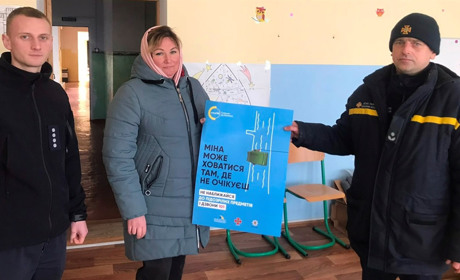 Де ховаються міни: у Фастівській громаді рятувальники навчали мінній безпеці у пунктах незламності
