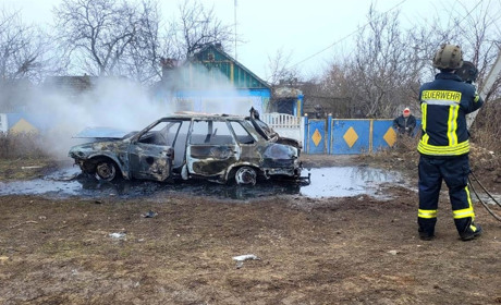 Обстріли на Херсонщині: окупанти поцілили у дитсадок, торгівельний центр, завод та житлові будинки