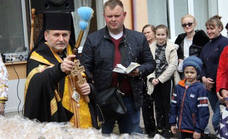 У гуртожитку Чортківського медколеджу єпископ Бучацький освятив паски для вимушених переселенців