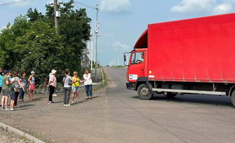 Мешканці Острова перекрили дорогу. Не впускають у село великогабаритний транспорт