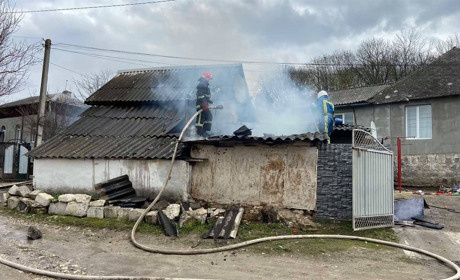 У місті Городок горіла господарська споруда
