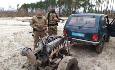 Нелегальні бурштинокопачі заблокували дорогу поліції через вилучену мотопомпу