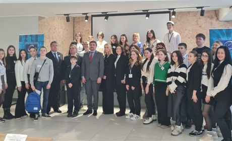 Голова Офісу Ради Європи зустрівся у Звягелі з учнями, які втілюють шкільний громадський бюджет