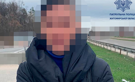 Патрульні копи виявили координаторку обстрілів: вона з маршрутки фотографувала блокпост