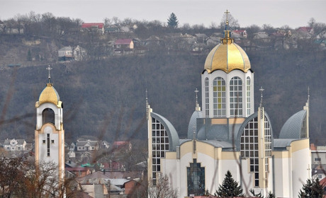 У найбільшому храмі Чорткова розпочалися підготовчі роботи до іконорозпису
