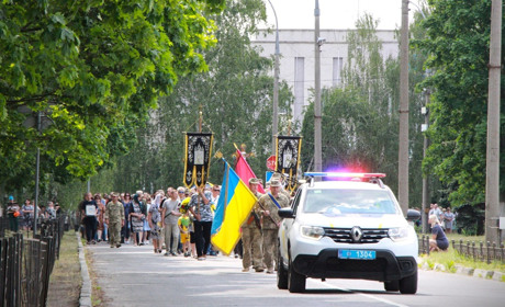 До 40-річчя не дожив місяць. У Нетішині провели у вічність Героя Олександра Дячука