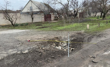 На Херсонщині армія рф атакувала критичну та соціальну інфраструктуру, пошкоджені будинки та автівки