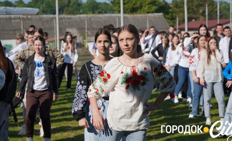 У День вишиванки з думкою про ЗСУ. Городоцький ліцей №1 долучився до Всеукраїнського флешмобу