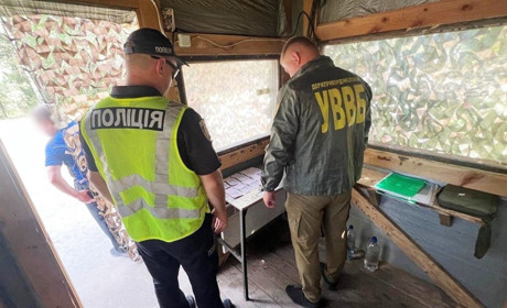 На блокпості в Сарненському районі чоловік, який перевозив наркотики, пропонував хабар