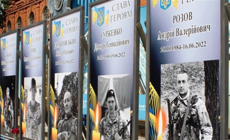 У Краснограді відбулось відкриття Алеї памʼяті Героїв: де знаходиться