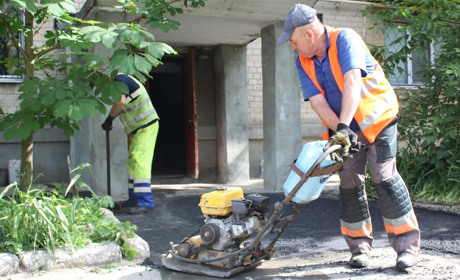 С шутками и прибаутками: как ремонтируют дворы в окраинном районе Мелитополя