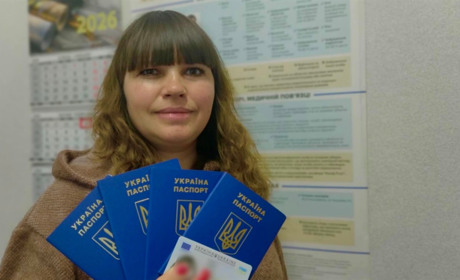 ID-картка та закордонний паспорт за один візит: нова послуга допомогла матері трьох синів