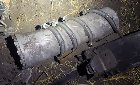 Під крилами безпілотника ворог закріплює касети з протитанковими мінами ПТМ-3