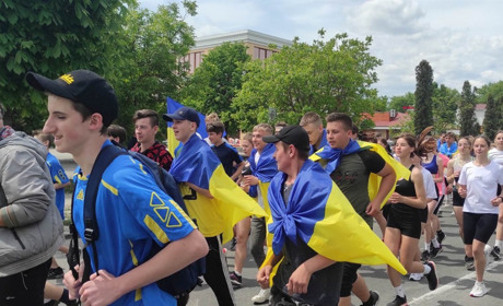 "Шаную воїнів, біжу за Героїв України": у Старокостянтинові пробігли в пам'ять про загиблих воїнів