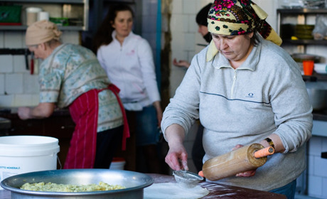 Гарячі обіди, напівфабрикати та гумдопомога: як сарненські волонтери-християни працюють у тилу війни