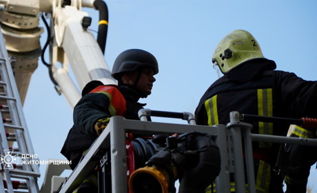 Наслідки атаки на Житомирщину 1 квітня: рятувальники ліквідували пожежу, сапери обстежили територію