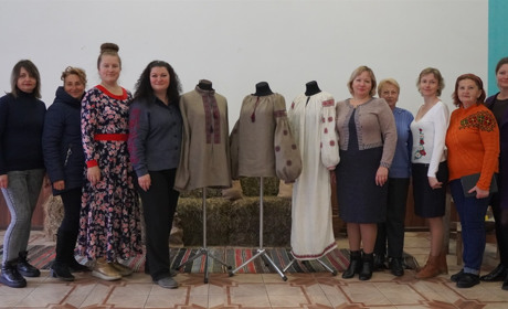 Переяславські майстрині вишили сорочки для пари закоханих військових: і в бій, і під вінець ВІДЕО