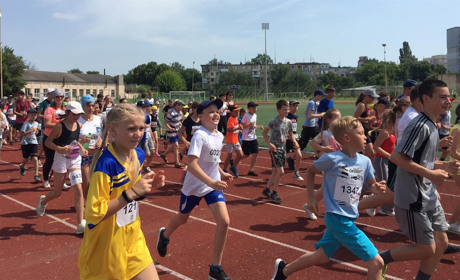 Ранкова зарядка та забіг. Сотні вихованців чернігівських спортшкіл долучилися до Олімпійського дня
