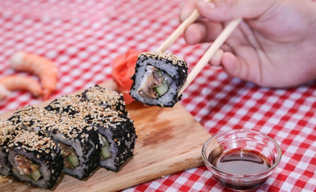 ​​​​​​​Sushi House безкоштовно доставить улюблені страви первомайцям прямо додому
