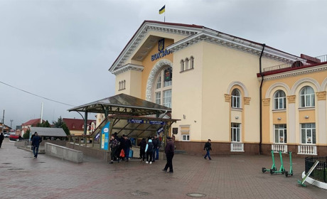 Вінницький вокзал: як я зустрілася з прохачкою та мала розмову з поліцейським через голубів
