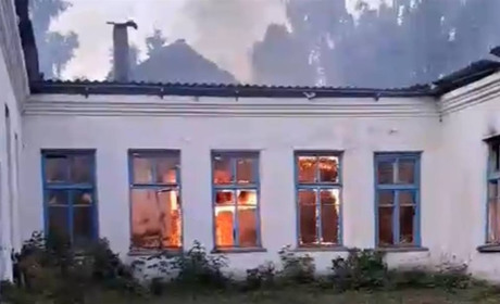 У прикордонному селі Бачівськ на Глухівщині після обстрілу горить школа