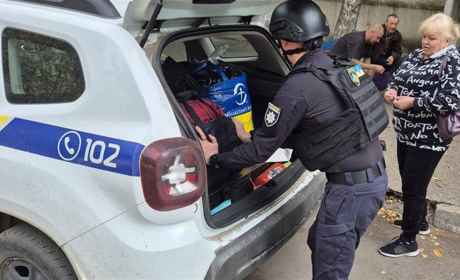 Поліцейські вкотре допомогли евакуюватися 59 жителям Куп’янщини