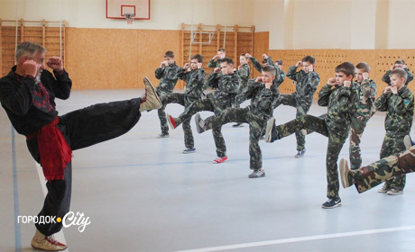 10 років тому: як школярі Городка знайомилися з бойовим гопаком