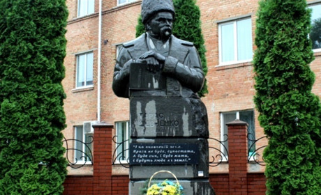Виконали гімн та поклали квіти до пам'ятника Шевченку. У Гадячі відзначили День Конституції