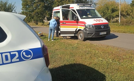 Під час перевірки поліцейські Білопільщини виявили хвору жінку і допомогли доправити її до лікарні