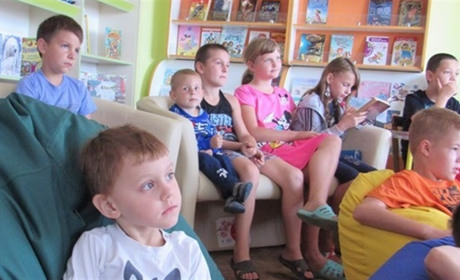 Більше двадцяти дітей постійно відвідують сеанси "МультяшКіно"