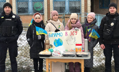 Пригощали перехожих чаєм і тістечками – зібрали 10 000 гривень на авто для військових