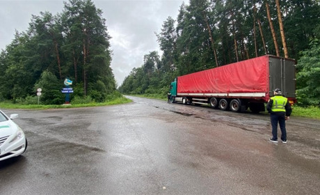 Дорожники Львівщини закликають водіїв дотримуватись норм перевезення габаритного вантажу