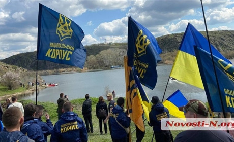 На острові Гард ветерани АТО прикували себе ланцюгами до скелі