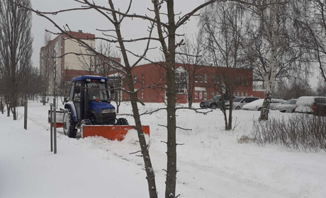 Через снігопад у Звягелі залучили 8 одиниць спецтехніки для розчищення доріг