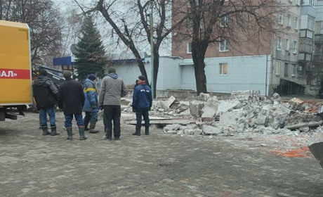 В Берестині демонтували Дошку пошани та залізну конструкцію "Я люблю Красноград"