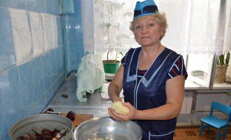 Як це — коли робота починається о 5-й ранку. Розповідає кухар дитсадка зі Сватового Надія Наталуха