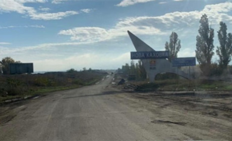 Окупанти виводять техніку з Нової Каховки