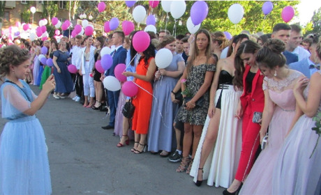 Выпускной-2019: о жизненных планах и платьях, которые везли из-за границы или шили до утра