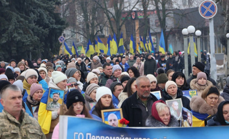 Первомайськ вшанував жертв війни у четверту річницю повномасштабного вторгнення