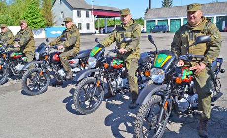 Є така професія – ліс захищати. У Володимирецькому держлісгоспі відтепер охоронятимуть на мотоциклах