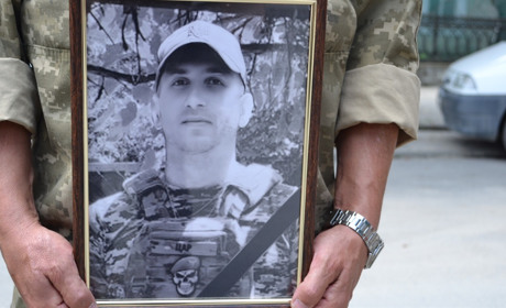 Знову біль і сльози – Чортківщина зустріла загиблого Героя Романова Сергія