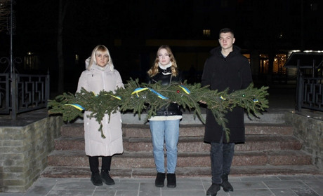 У Звягелі молодь вшанувала пам'ять загиблих Героїв різдвяними вінками