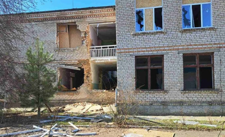 Російські терористи на Херсонщині поцілили у житлові будинки та навчальний заклад