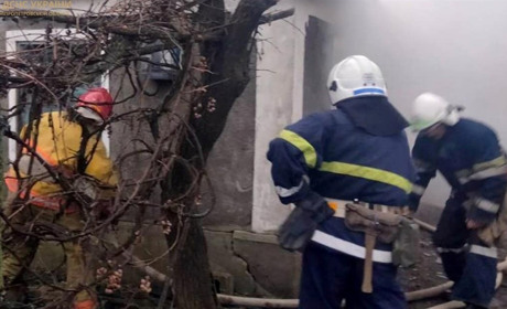 У Межовій рятувальники загасили пожежу в будинку