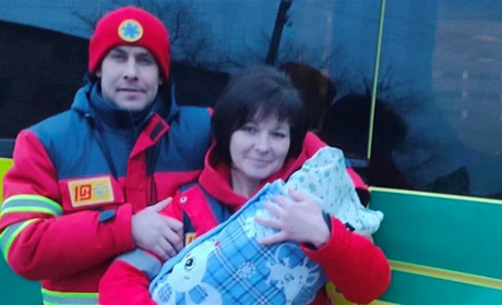 Життя продовжується: мешканка Шевченківської СТГ народила хлопчика у кареті швидкої
