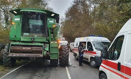 Втратив свідомість за кермом: на Херсонщині надзвичайники вирізали водія з понівеченого авто