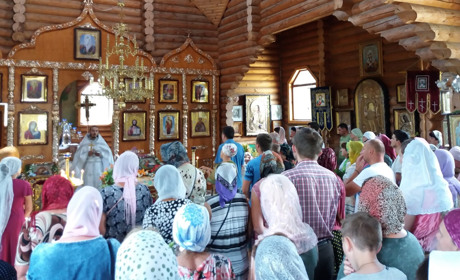 На  Трійцю у Сватовому було спекотно. Але людей в церквах було багато