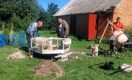 Радість для малечі: у двох селах на Переяславщині встановили нові каруселі